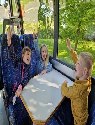 Børnene hygger i bussen