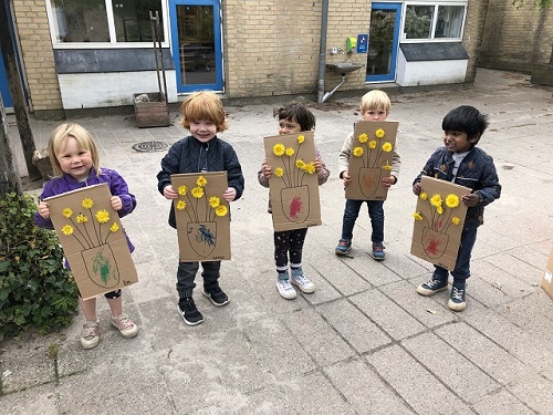 Nordlysbørn viser deres fine blomsterprojekt frem